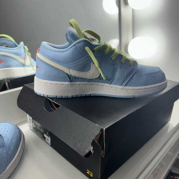 Air Jordan 1 low se GS SIZE 5Y - Picture 4 of 6